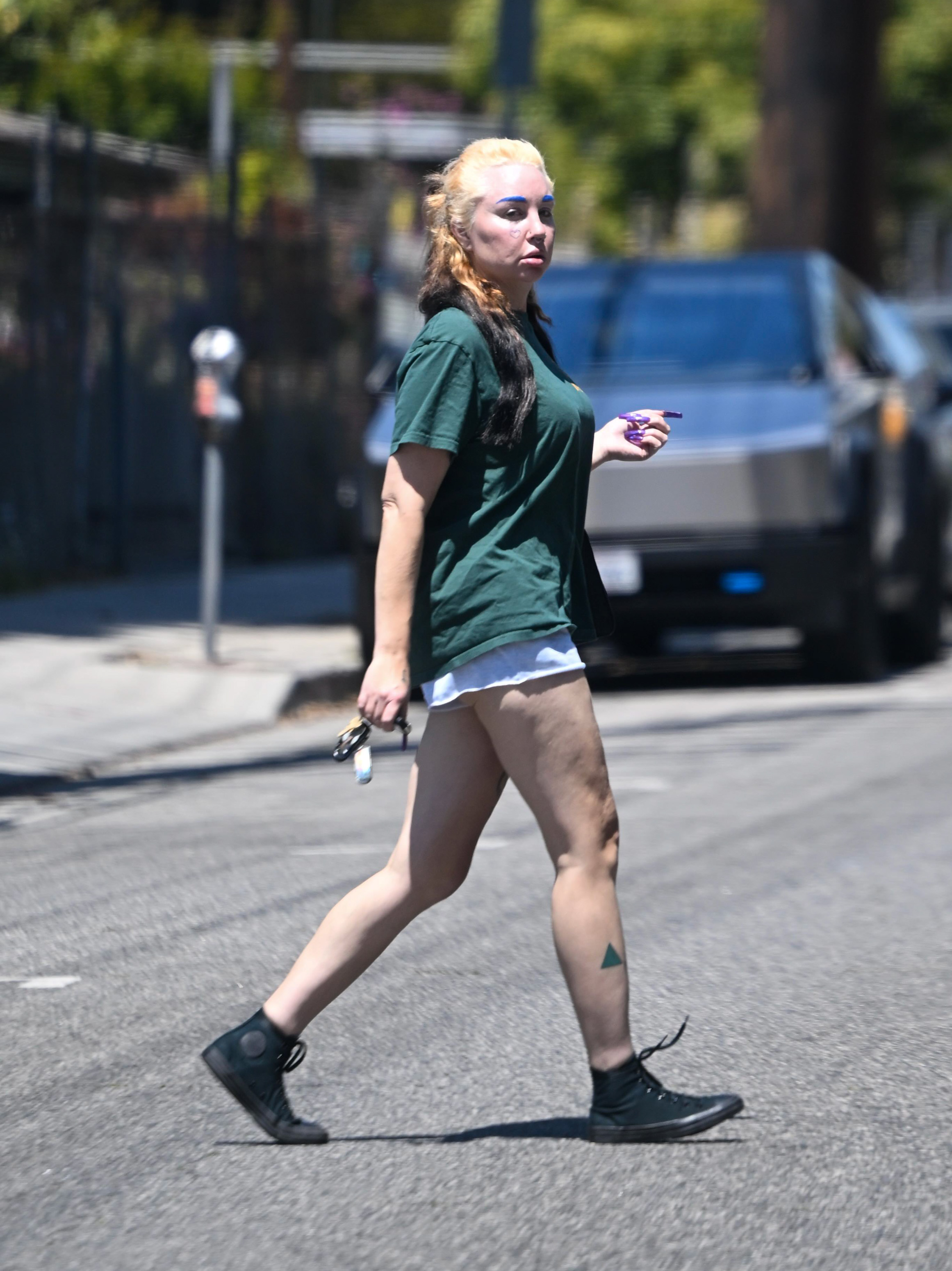 Amanda Bynes seen walking across the street in Los Angeles. | Source: Getty Images