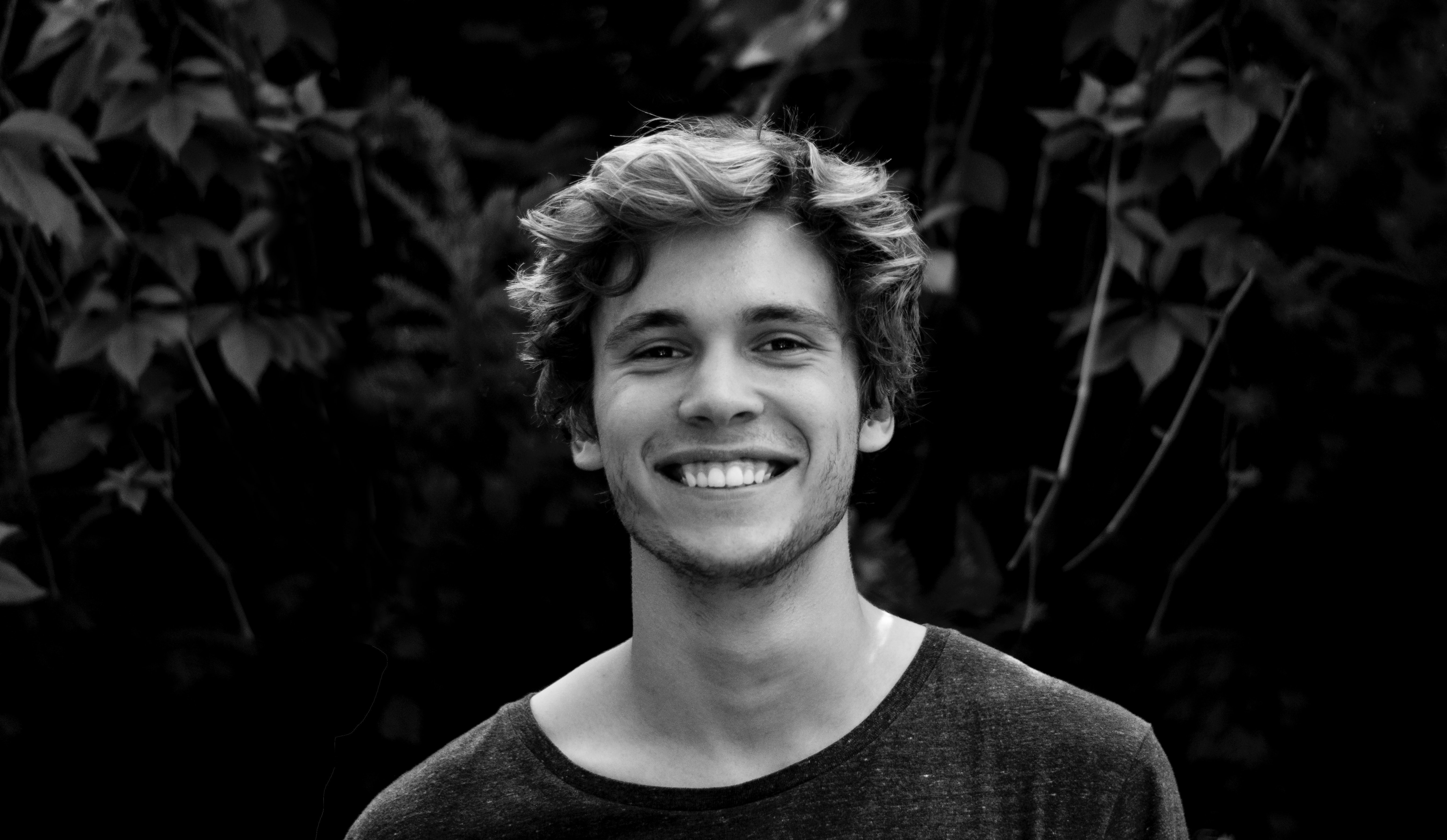 Rostro sonriente de un hombre joven. | Foto: Pexels 