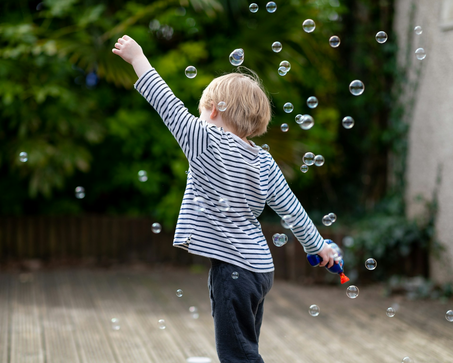 A little boy playing with soap bubbles | Source: Unsplash