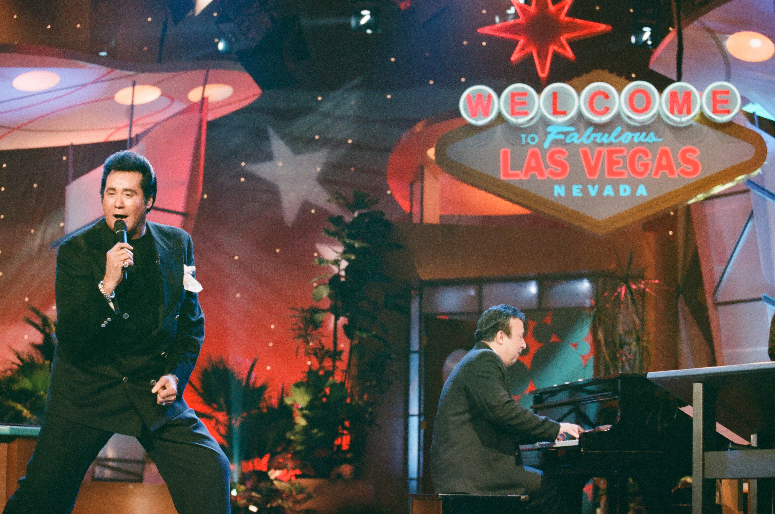Wayne Newton performs during "The Tonight Show with Jay Leno" on February 3, 1997 | Source: Getty Images