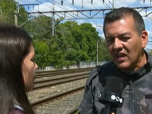 Reportera entrevista a policía que salvó vida de una mujer. | Foto: YouTube/Telefe Noticias