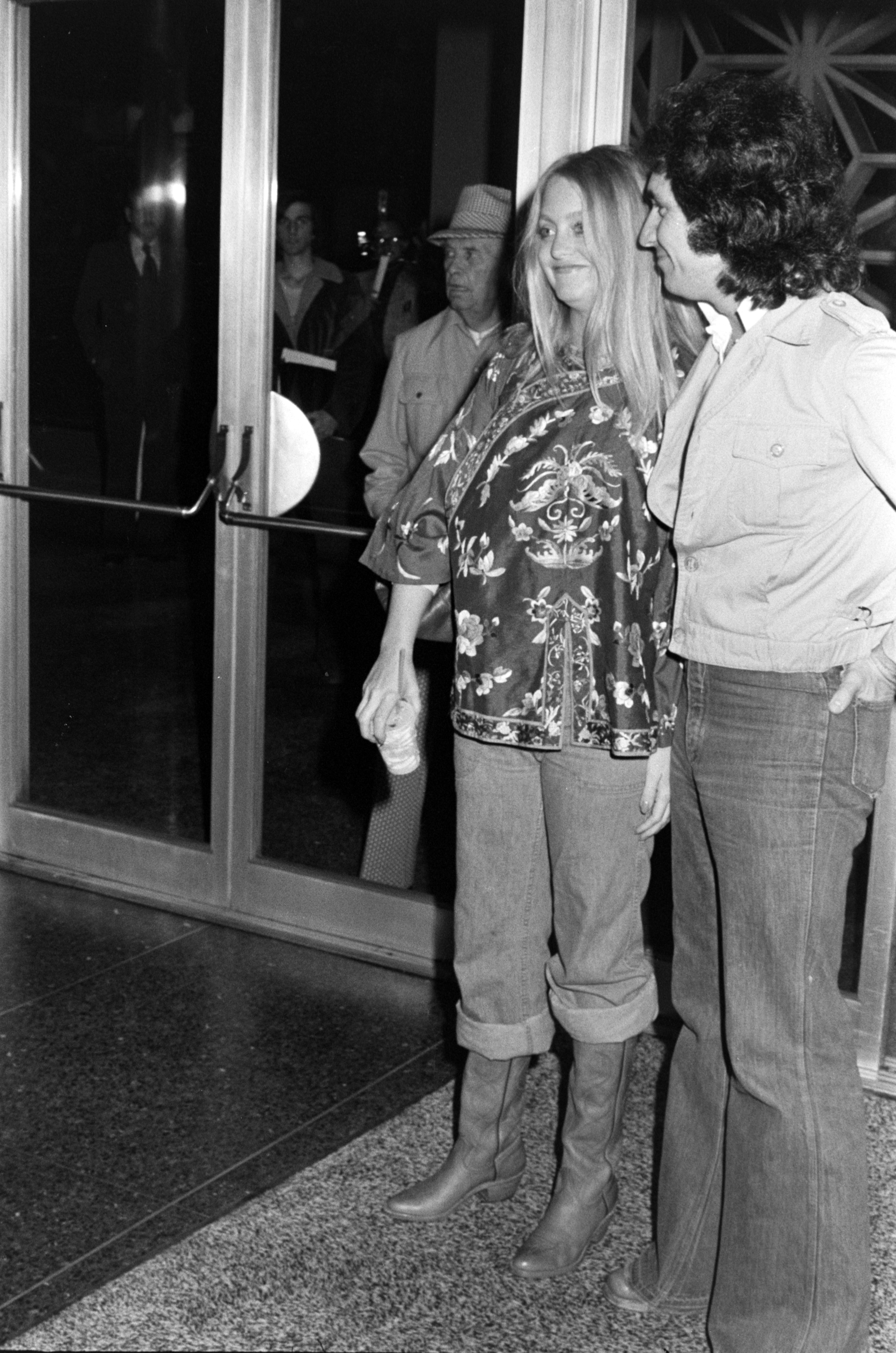 Goldie Hawn (2nd from L), pregnant with son Oliver Hudson, and Bill Hudson (R) attend an advance screening of "Taxi Driver" at the headquarters of the Directors Guild of America in Hollywood, California, on February 19, 1976. | Source: Getty Images