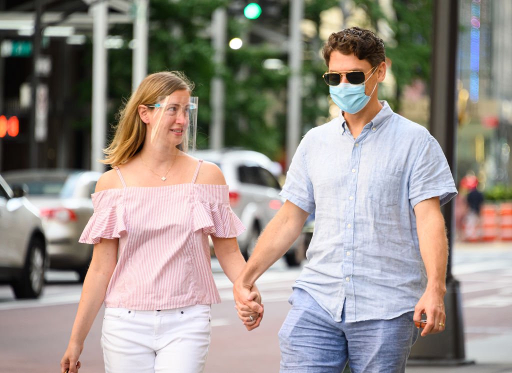 Un couple d'amoureux se tenant par la main : photo Getty Images