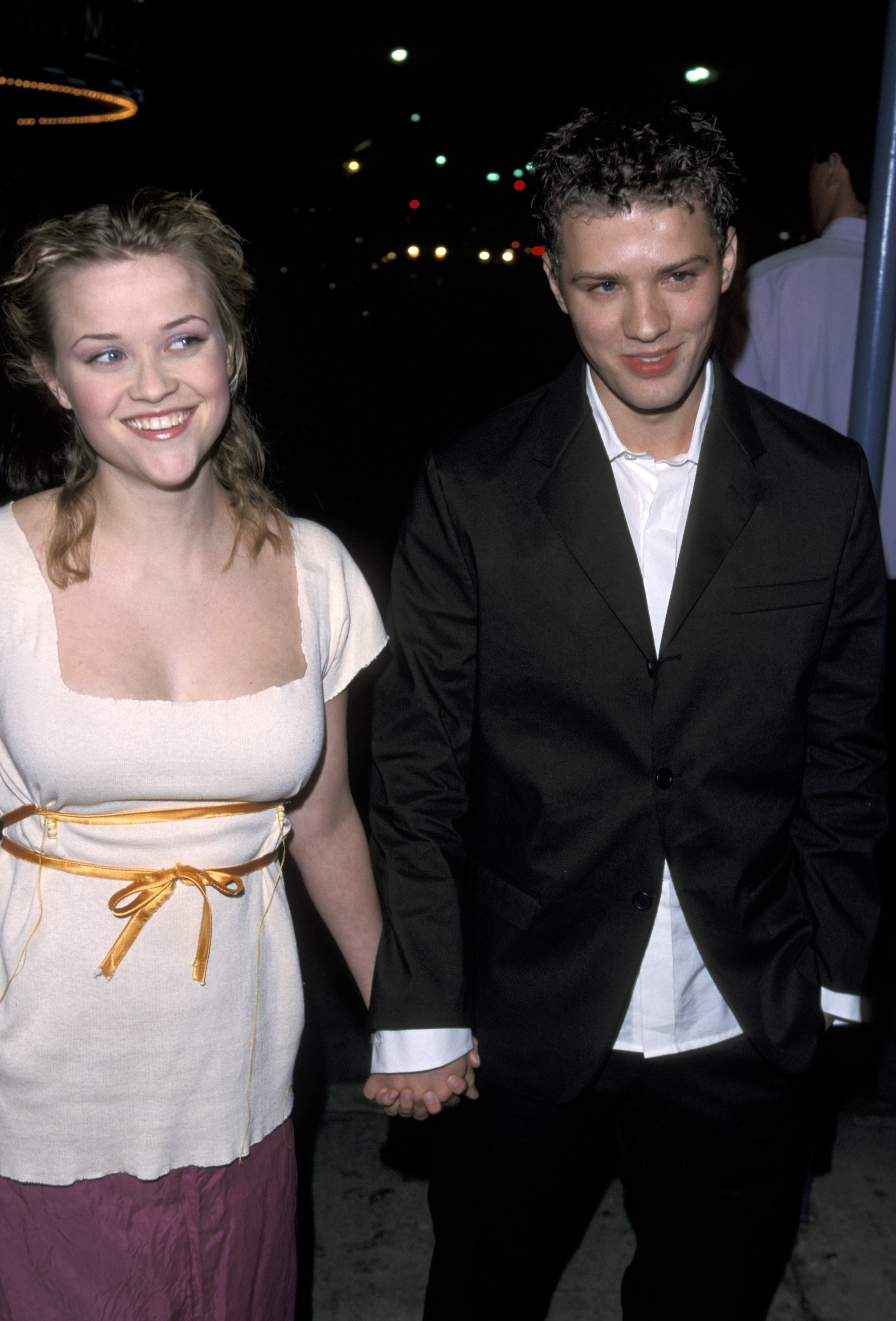 Reese Witherspoon ve Ryan Phillippe, 9 Şubat 1999'da Westwood, California, Amerika Birleşik Devletleri'ndeki Mann Village Theatre'da Cruel Intentions Prömiyerinde. |  Kaynak: Getty Images 