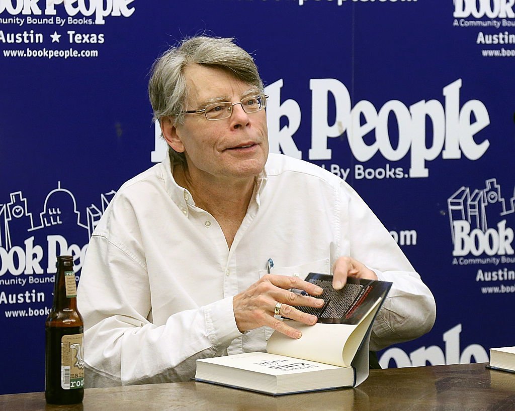 Stephen King firmando copias de su libro "Revival" el 15 de noviembre de 2014 en Austin, Texas. | Foto: Getty Images