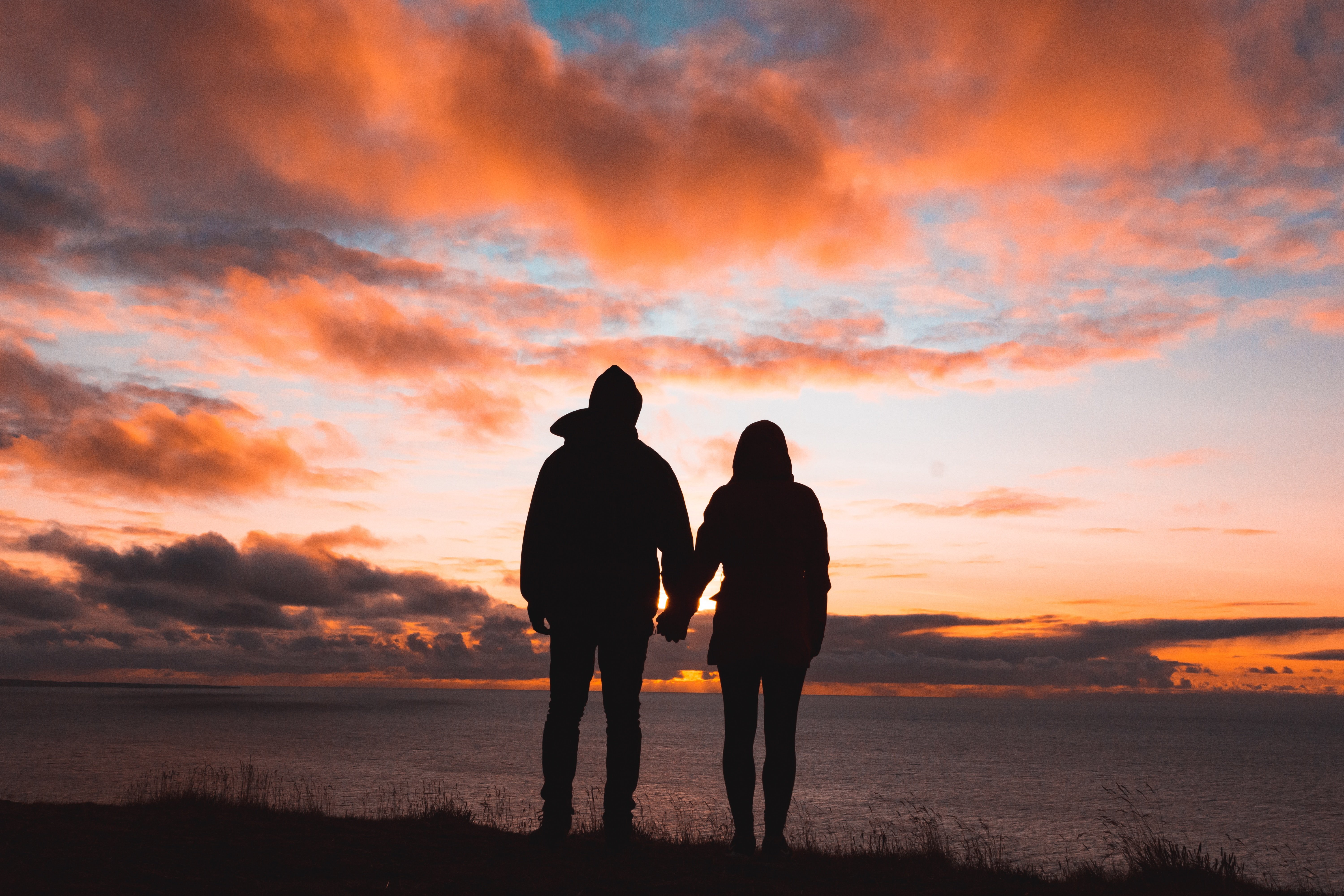 A picture of a couple at sunset. | Source: Unsplash.com