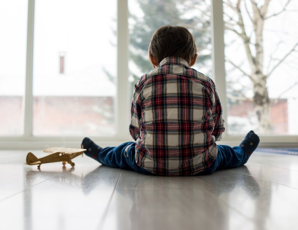 Trauriger Junge sitzt auf dem Boden. | Quelle: Shutterstock