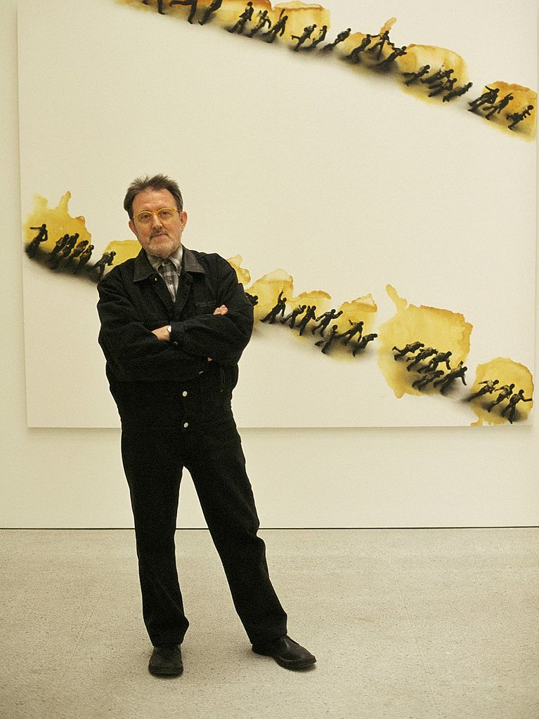 El pintor Juan Genovés posa de pie junto a una pintura. | Foto: Getty Images
