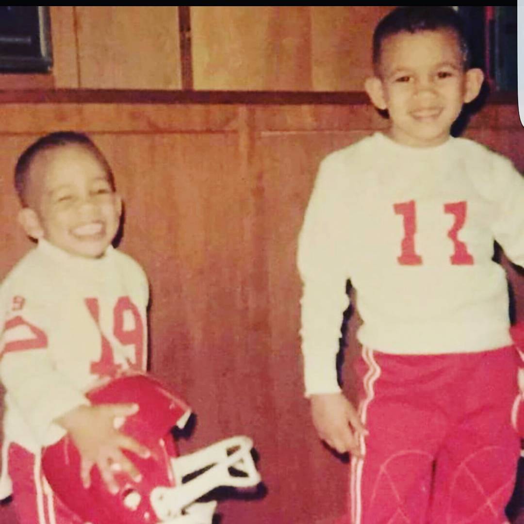 With his older brother, Harry, in a post dated May 5, 2016 | Source: Instagram/hillharper