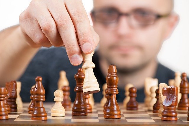 Photo of a man playing chess | Photo: Pixabay