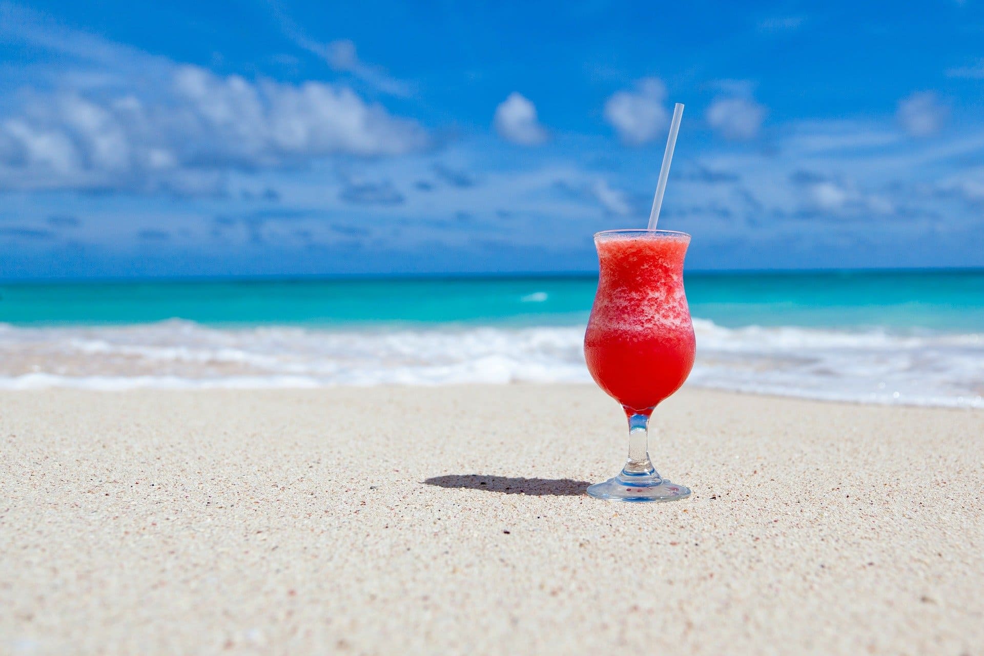 Cocktails on a beach | Source: Pixabay 