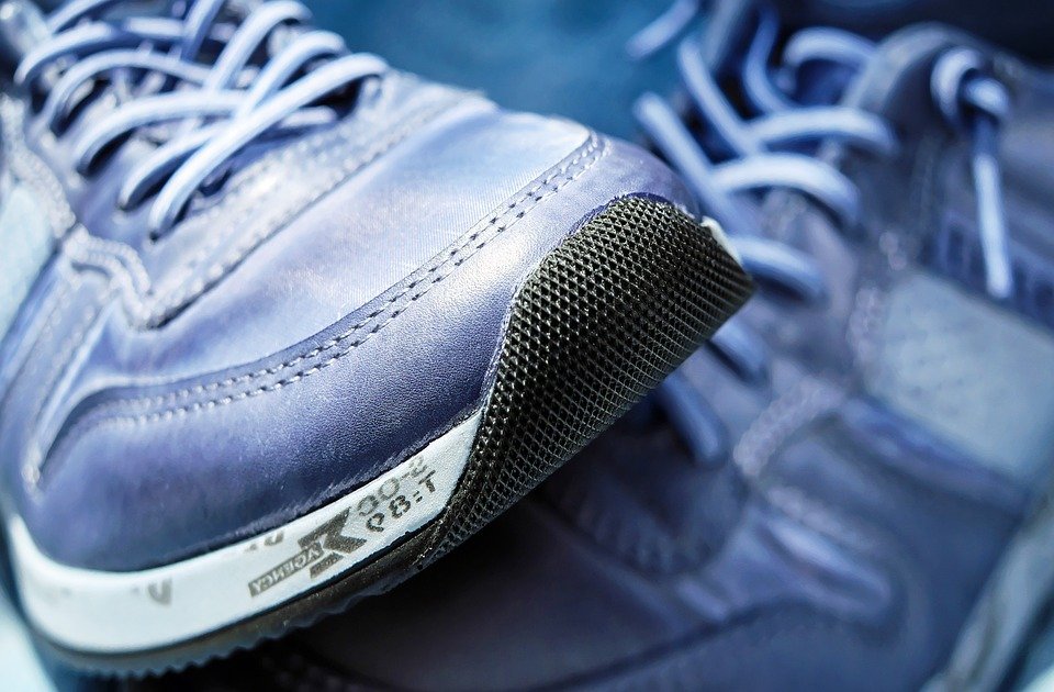 Zapatos deportivos azules. | Foto: Pixabay