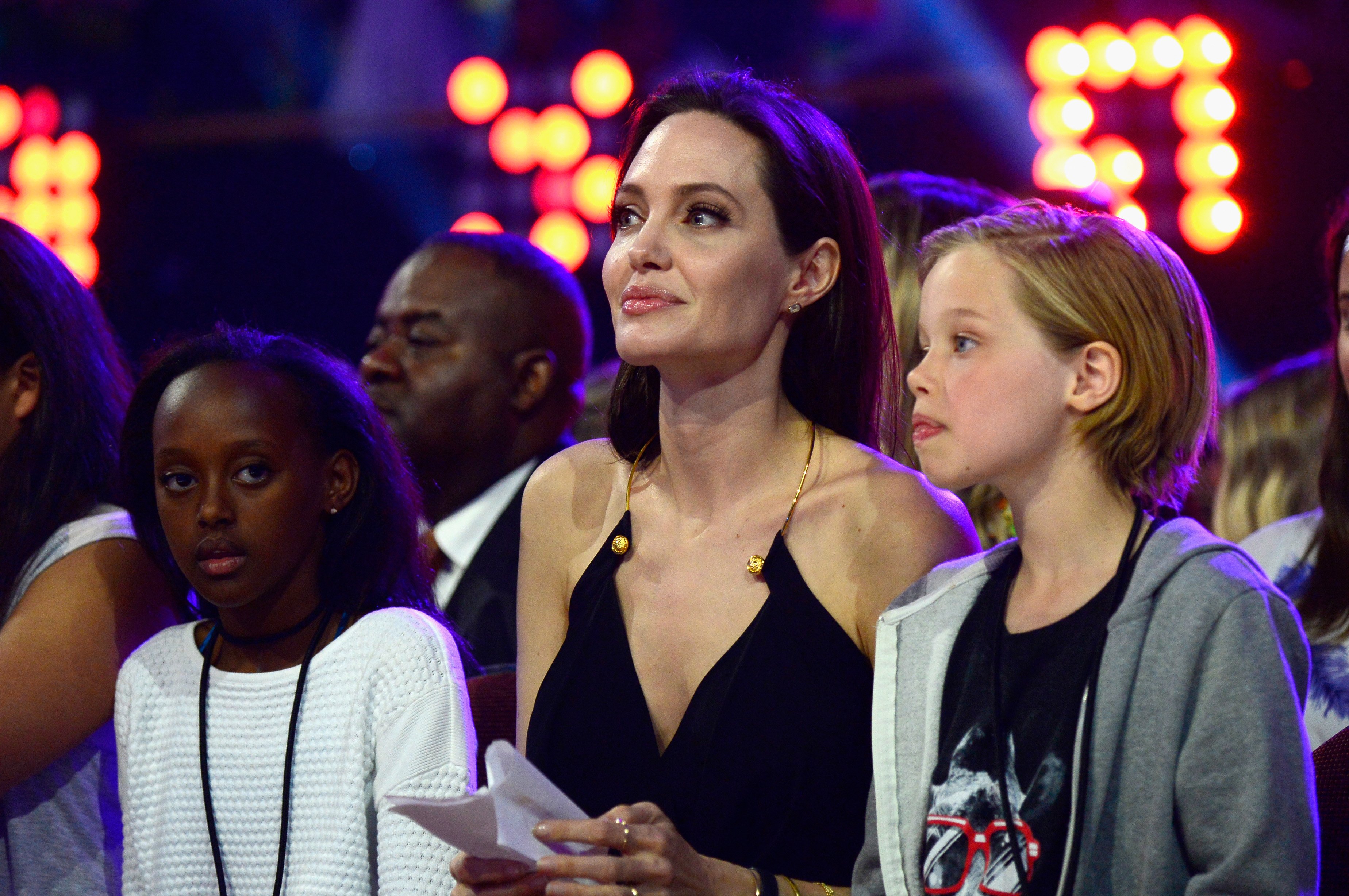 Angelina Jolie with her daughter Zahara and Shiloh in California 2015. | Source: Getty Images