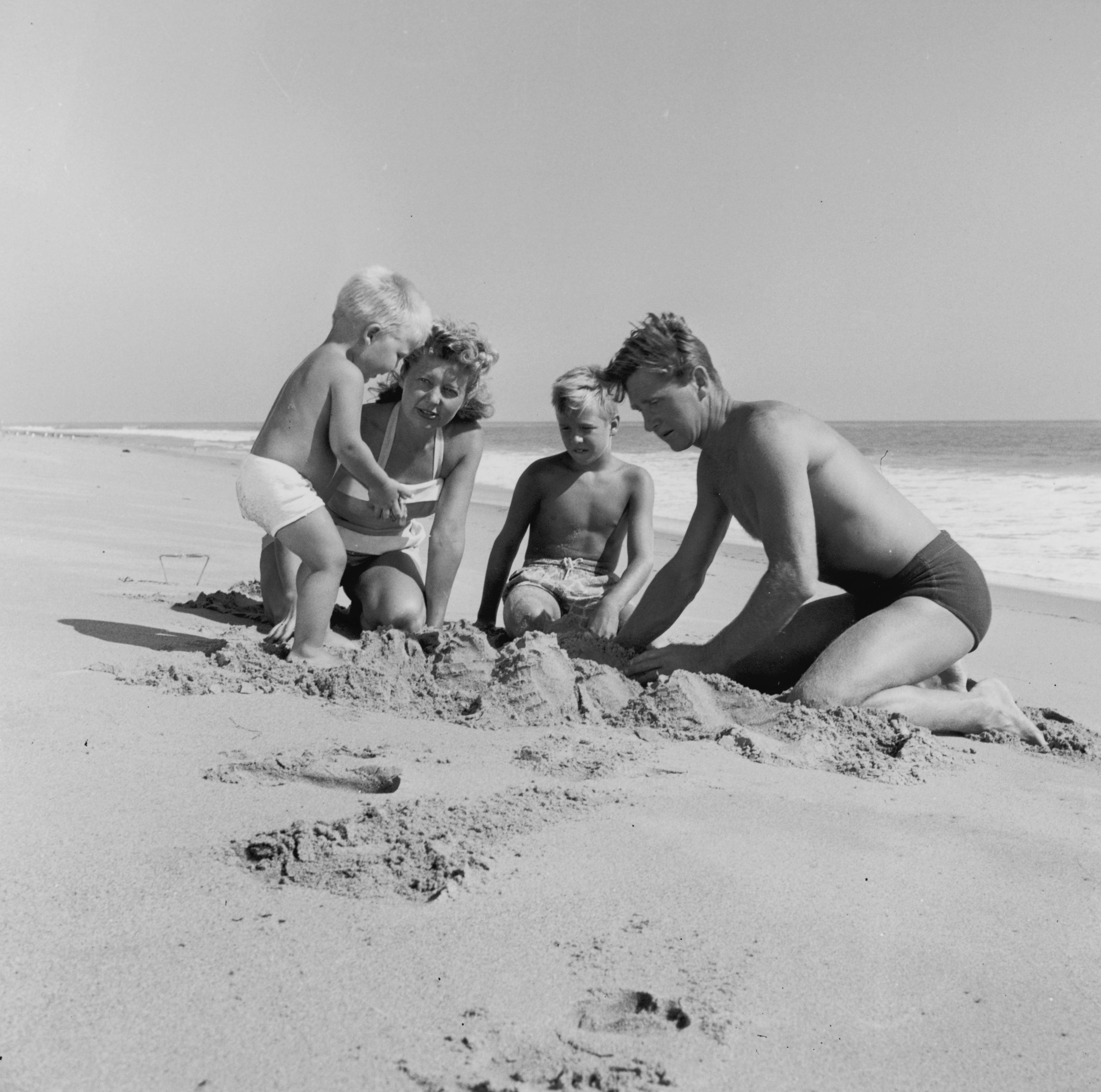 Actor Lloyd Bridges and his wife, Dorothy Simpson with their young sons, Jeff and Beau in 1949 | Source: Getty Images