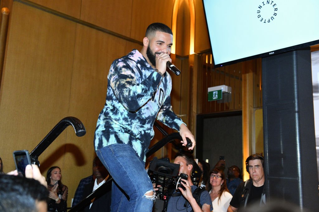 Drake assiste au lancement ininterrompu du Canada qui a eu lieu à Louis Louis au St. Regis Toronto. | Photo: Getty Images Drake assiste au lancement ininterrompu du Canada qui a eu lieu à Louis Louis au St. Regis Toronto. | Photo: Getty Images