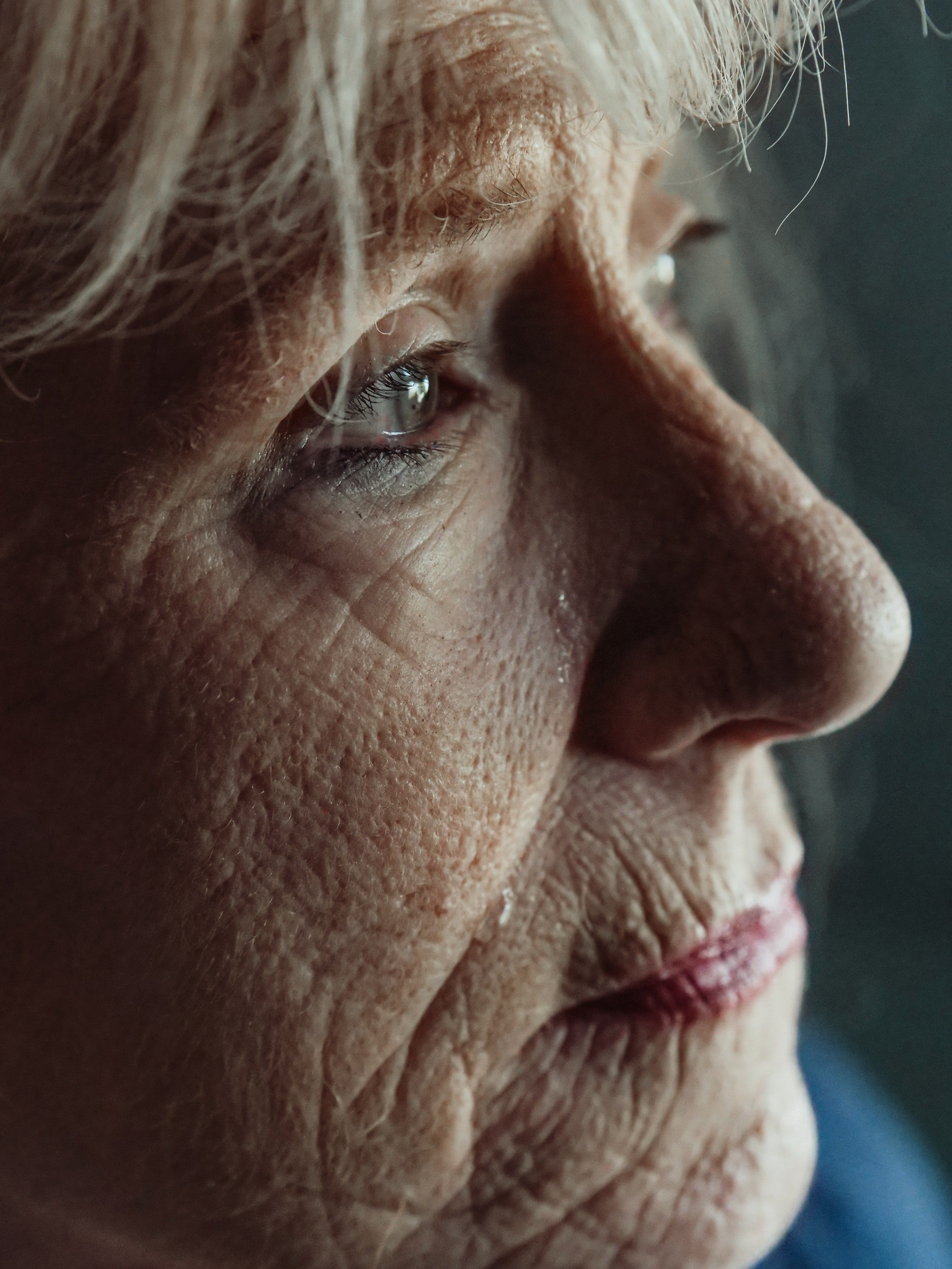 Una anciana mira hacia la nada con nostalgia. | Foto: Pexels