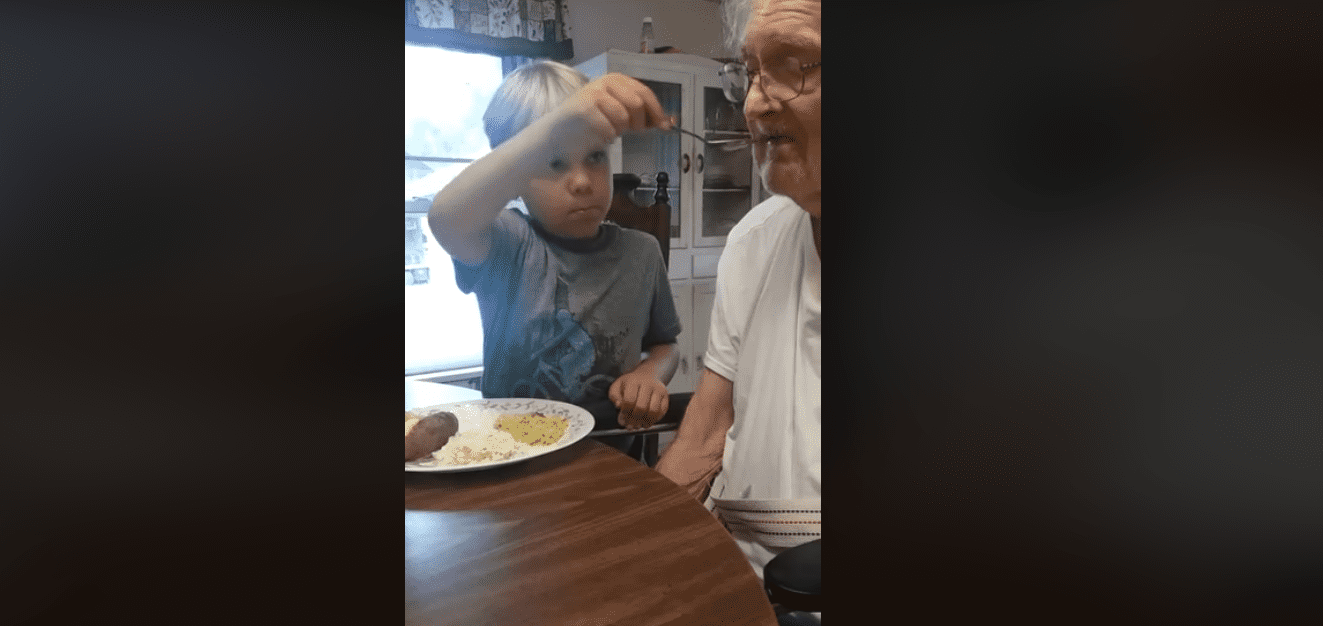 Colton fait preuve de beaucoup de patience en nourrissant son arrière-grand-père, Franklin. | Facebook/Nichole Eastridge