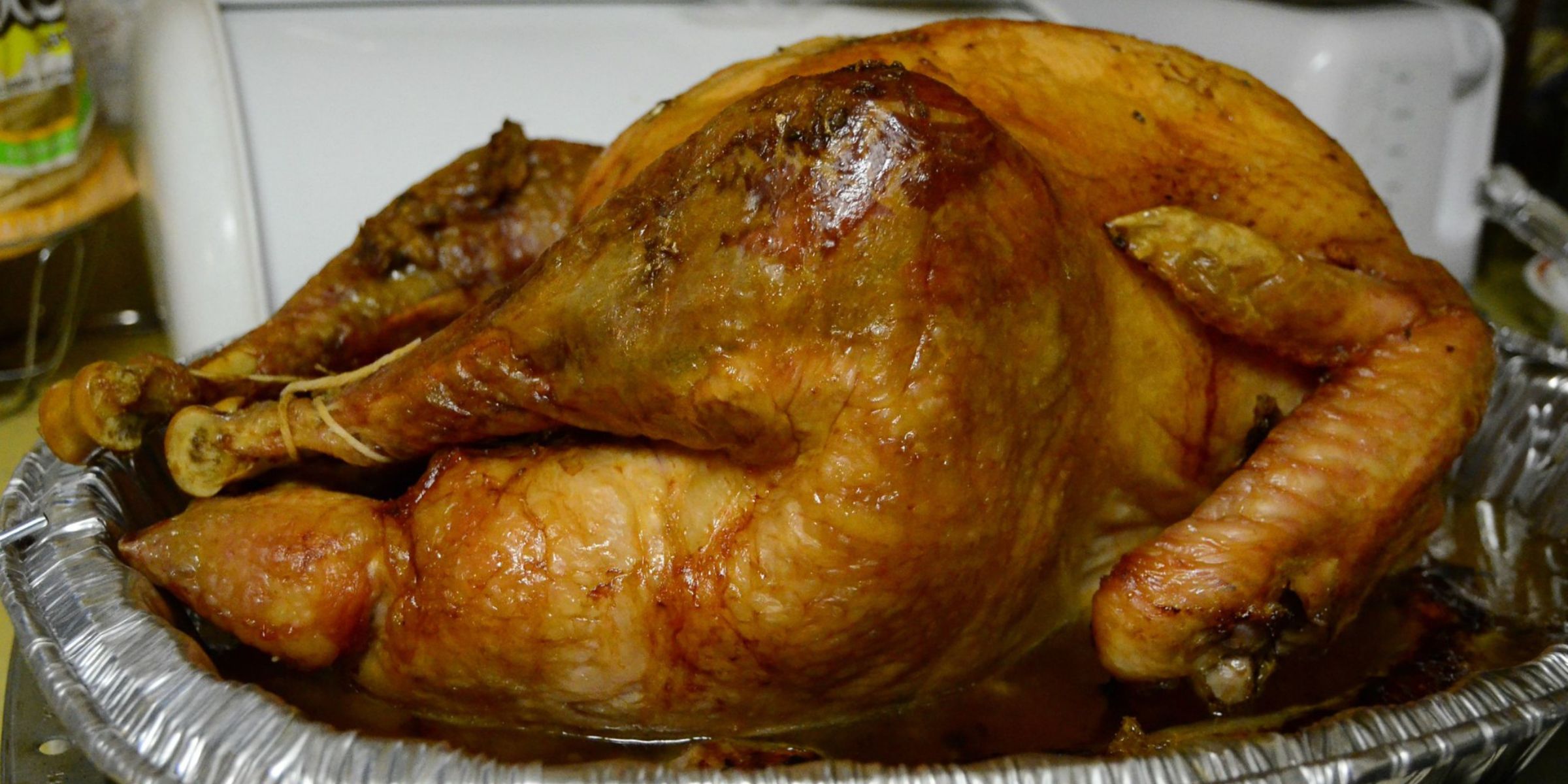 A Thanksgiving turkey in a foil tray | Source: Flickr