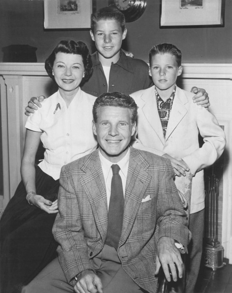 La famille Nelson ; (dans le sens des aiguilles d'une montre en partant du haut) David, Ricky, Ozzie et Harriet, 1952. | Photo : Wikimedia Commons Images