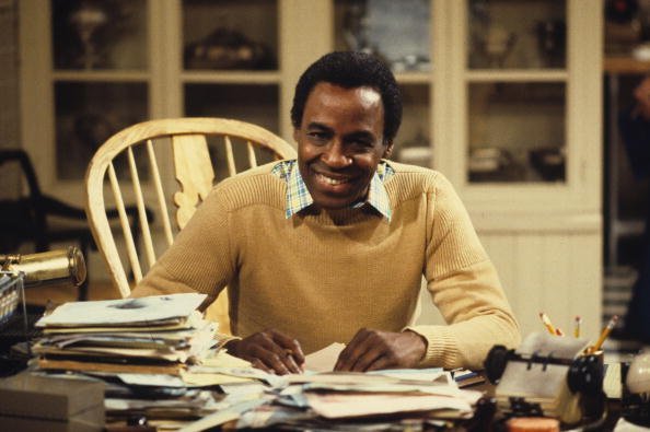 Robert Guillaume playing Benson on the set of "Soap." | Photo: Getty Images