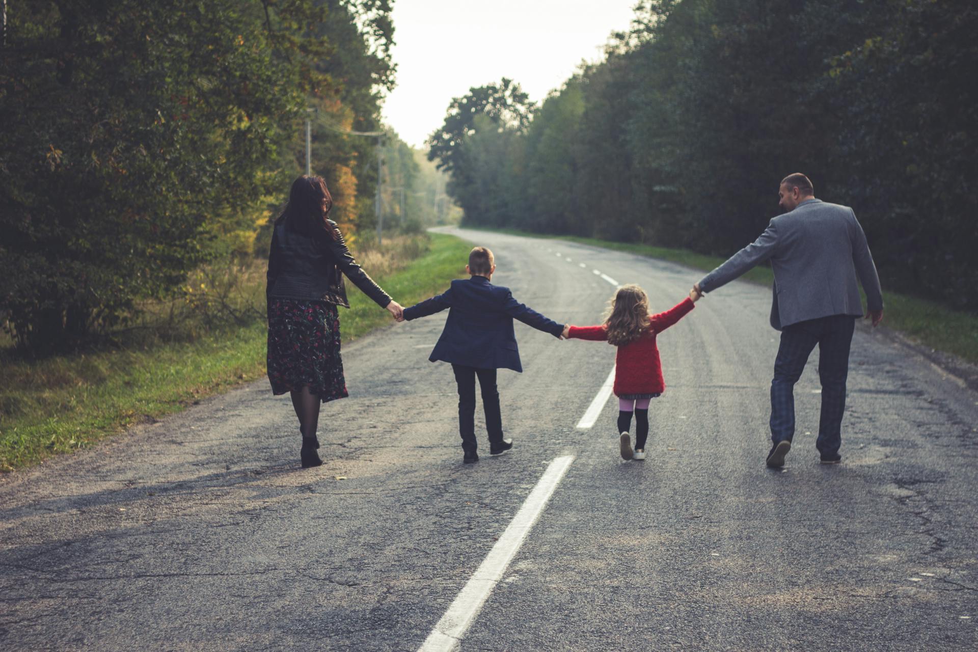 A family of four walking down a road | Source: Pexels