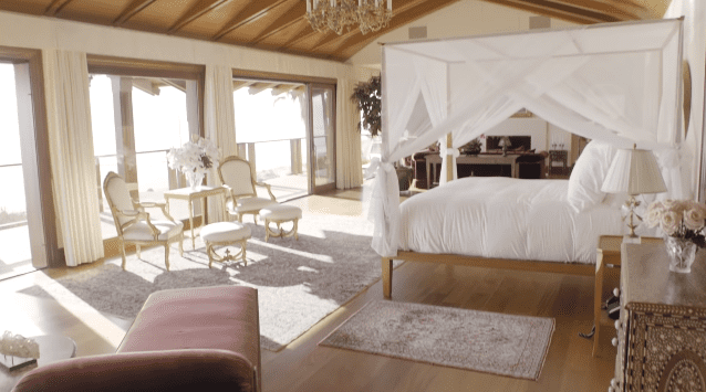 Pierce Brosnan and Keely Brosnan's Malibu mansion: master bedroom | Photo: YouTube/Architectural Digest