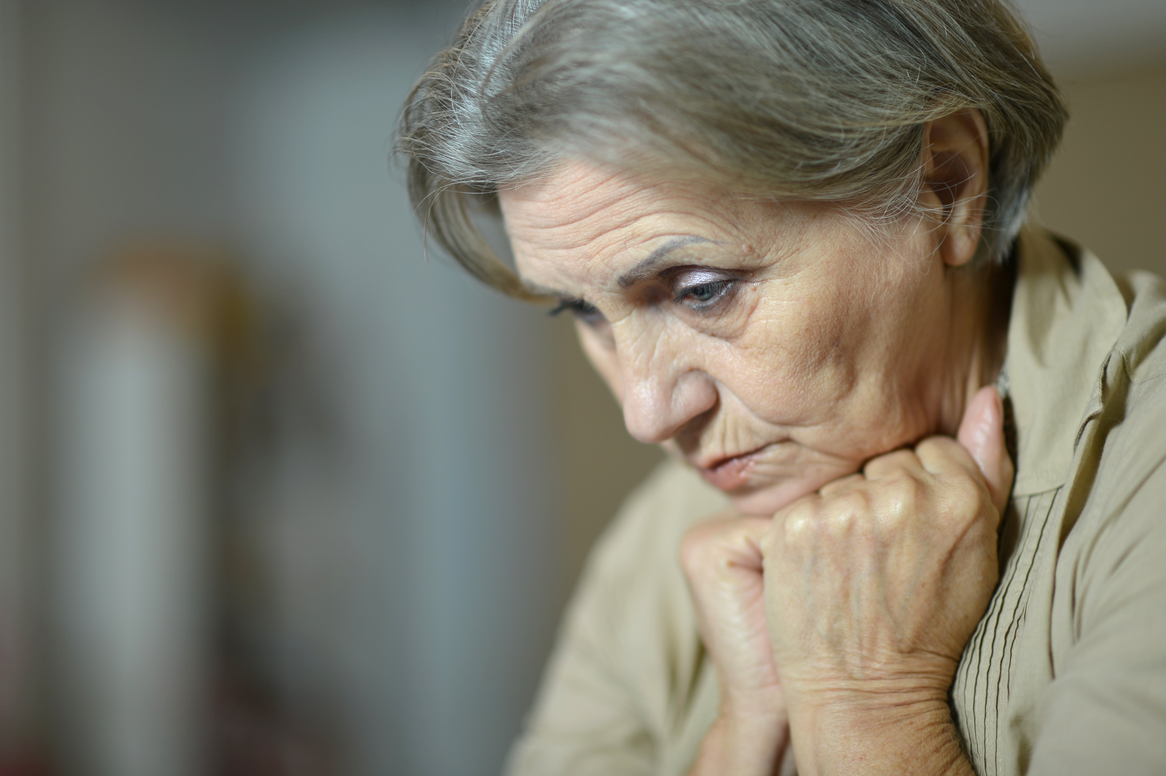 Mujer mayor pensativa. | Foto: Shutterstock
