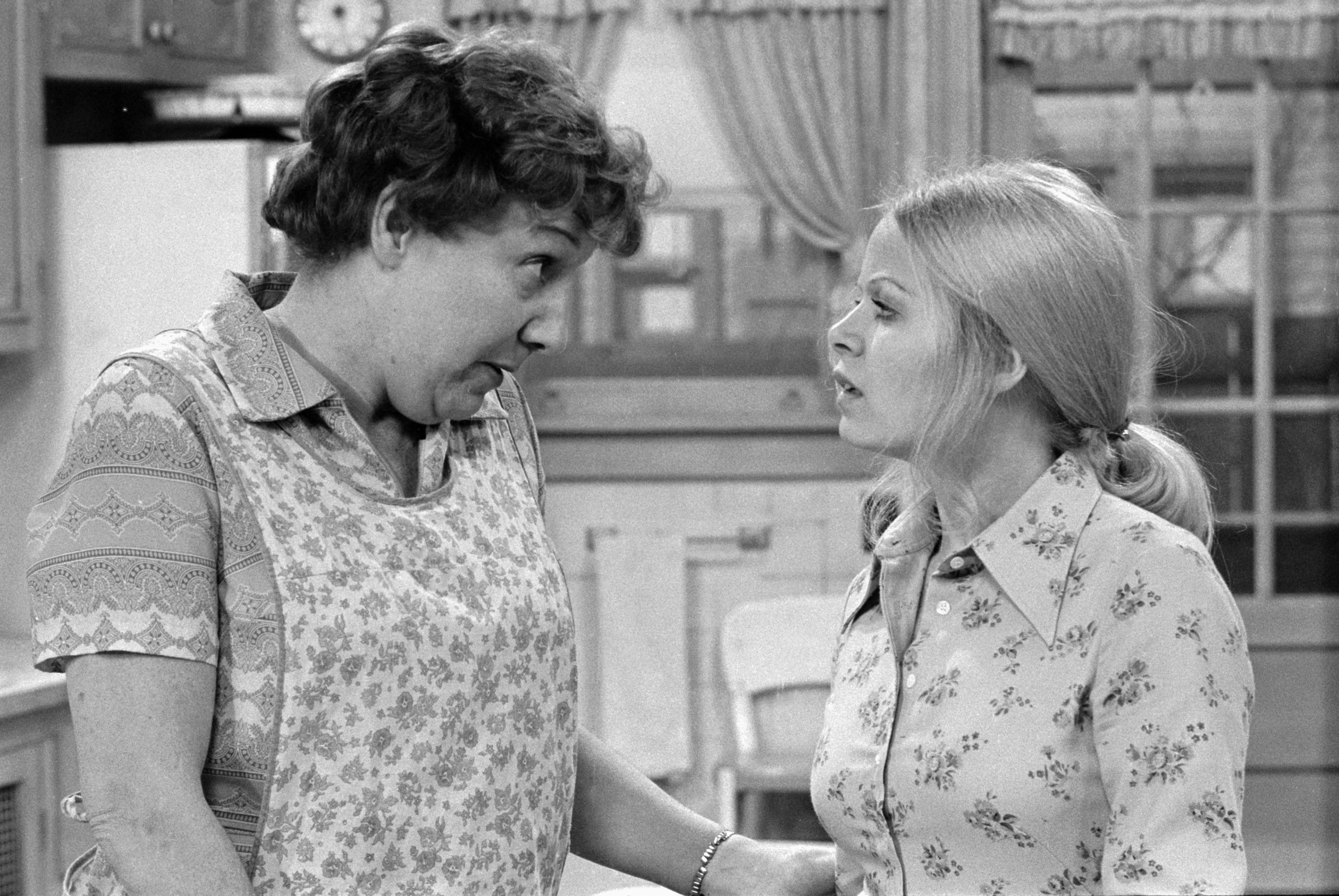 Jean Stapleton (as Edith Bunker) and Sally Struthers (as Gloria Bunker) in "All In The Family" | Source: Getty Images