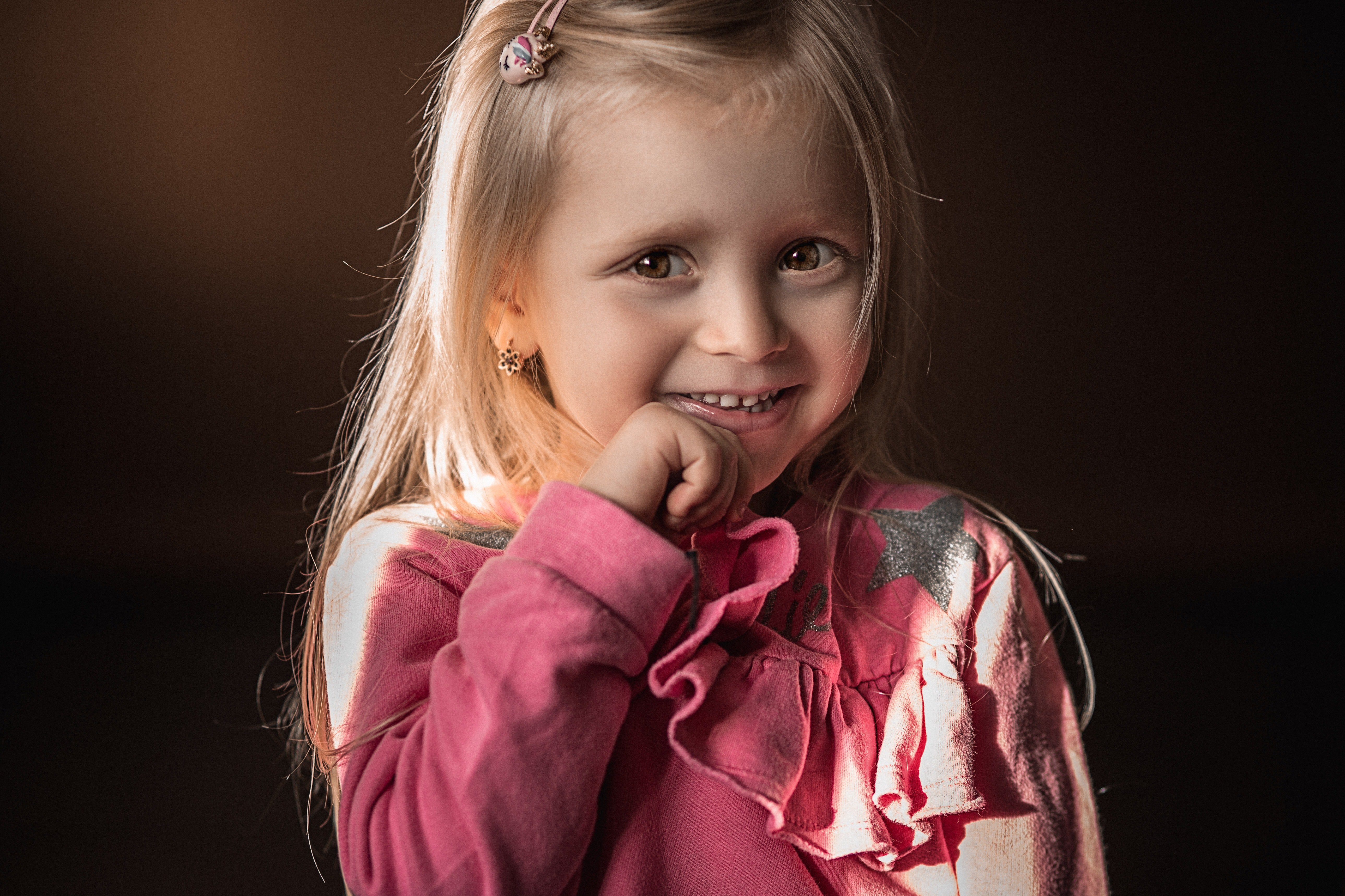 Una pequeña y sonriente niña. | Foto: Pexels