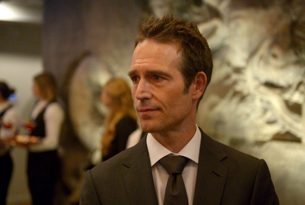 Michael Vartan sur le tournage de la série "The Arrangement" | Photo : Getty Images