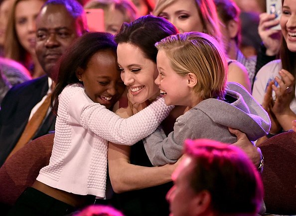 Angelina Jolie abraza a Zahara Marley Jolie-Pitt y Shiloh Nouvel Jolie-Pitt en Inglewood, California. | Foto: Getty Images Angelina Jolie abraza a Zahara Marley Jolie-Pitt y Shiloh Nouvel Jolie-Pitt en Inglewood, California. | Foto: Getty Images