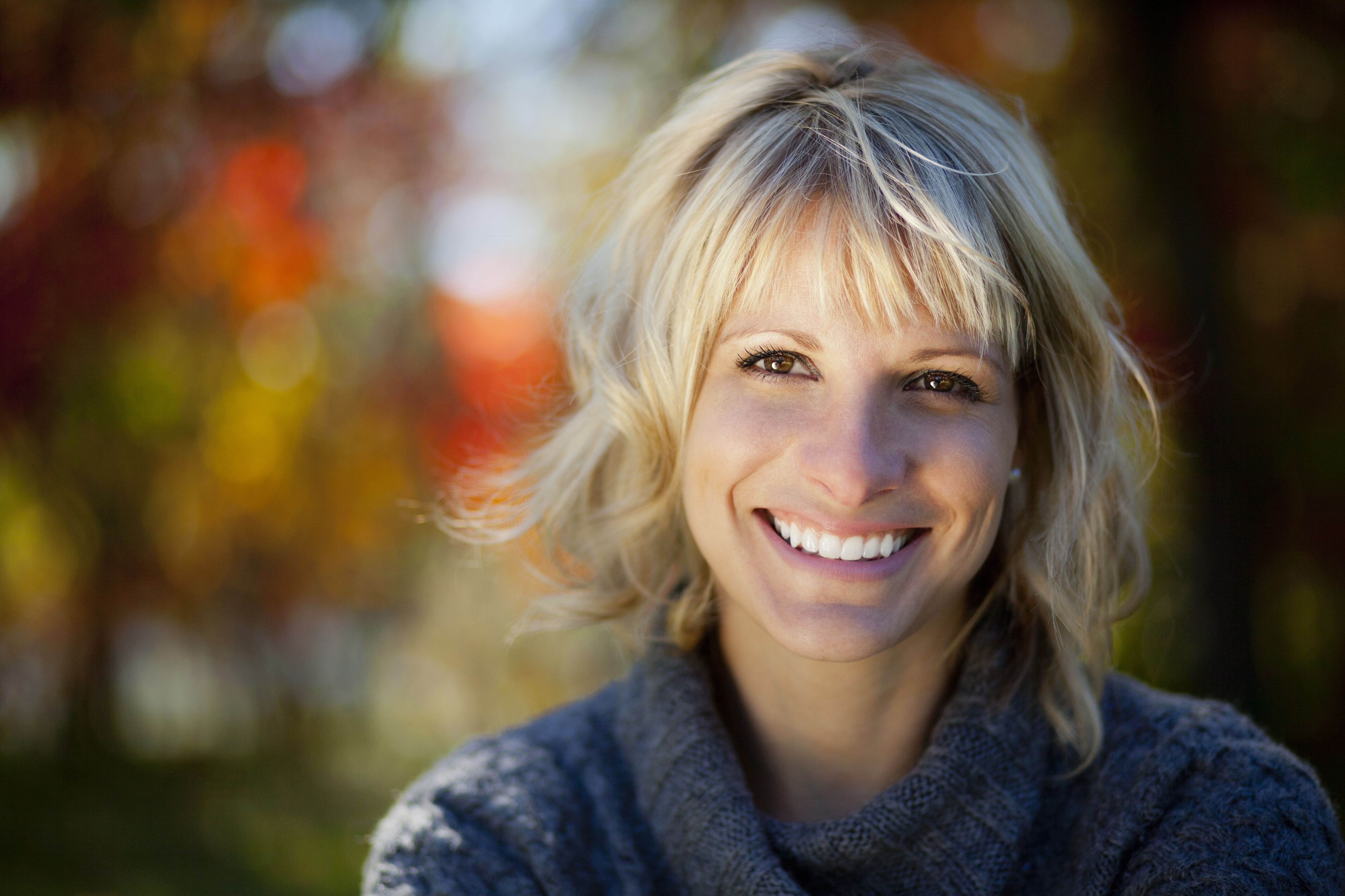 Une femme au grand sourire. l Source : Shutterstock