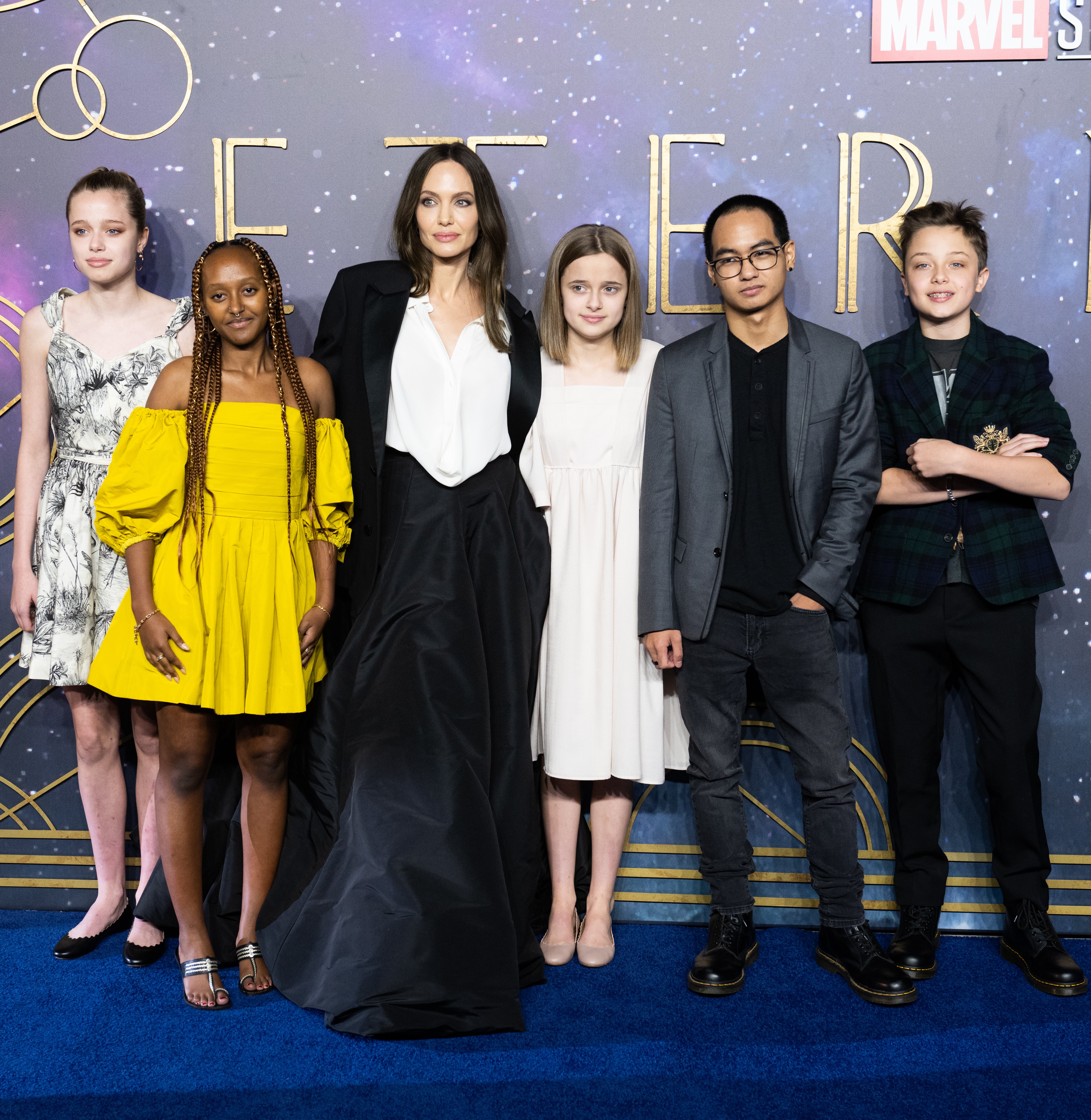 Shiloh ve Zahara Jolie-Pitt, Angelina Jolie, Vivienne, Maddox ve Knox Jolie-Pitt "Ebediler" İngiltere prömiyeri 27 Ekim 2021'de Londra, İngiltere'de |  Kaynak: Getty Images
