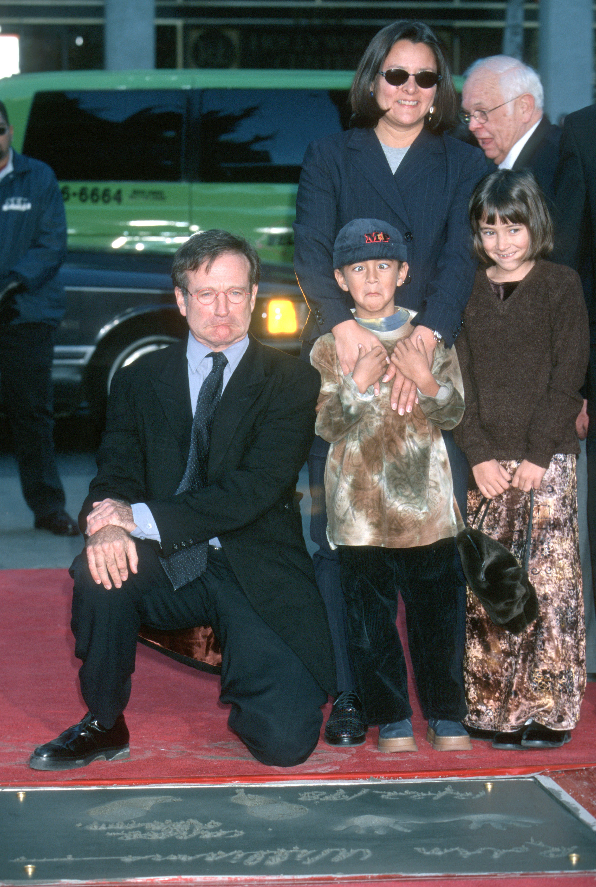 Robin Williams, Marsha Williams, Cody Williams and Zelda Williams at Robin Williams Footprint Ceremony December 22, 1998 | Source: Getty Images
