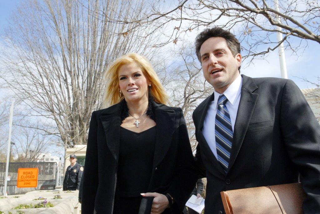 Anna Nicole Smith and her attorney Howard Stern leave the US Supreme Court in Washington, DC, February 28, 2006 | Photo: GettyImages