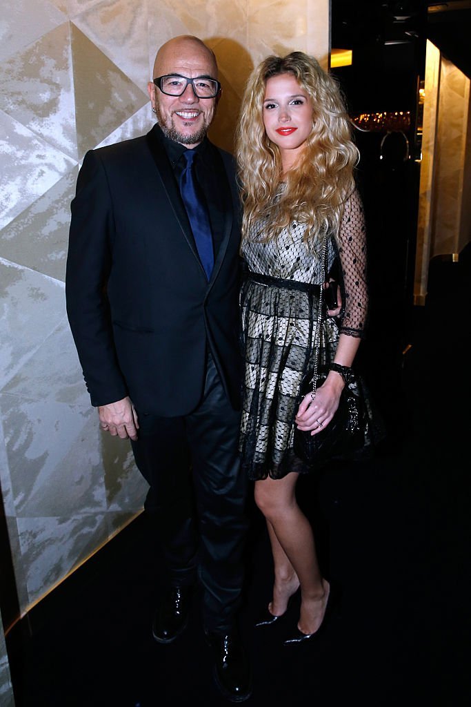 e chanteur Pascal Obispo (L) et sa compagne Julie Hantson assister à la 'Paris Merveilles', Lido New Revue: Gala d'ouverture le 8 avril 2015 à Paris, France. | Photo : Getty Images e chanteur Pascal Obispo (L) et sa compagne Julie Hantson assister à la 'Paris Merveilles', Lido New Revue: Gala d'ouverture le 8 avril 2015 à Paris, France. | Photo : Getty Images
