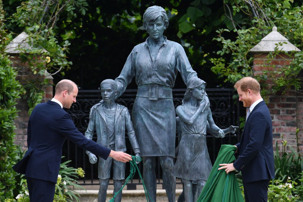 William y Harry en la inauguración de una estatua de Diana en el jardín hundido del Palacio de Kensington. | Foto: Getty Images.