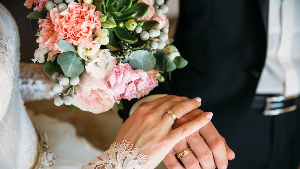 Deux mains à son mariage. | Photo : Getty Images Deux mains à son mariage. | Photo : Getty Images