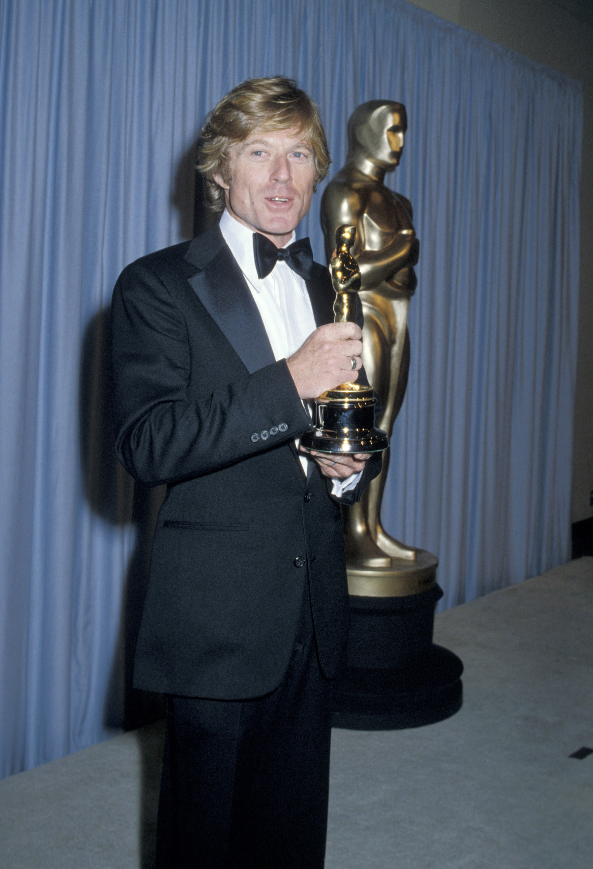 Robert Redford holds his trophy after winning Best Director for "Ordinary People" during the 53rd Annual Academy Awards on March 31, 1981, in Los Angeles, California | Source: Getty Images