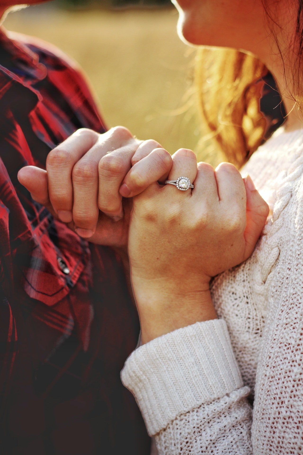 Happy couple showing off their ring | Photo: Pexels