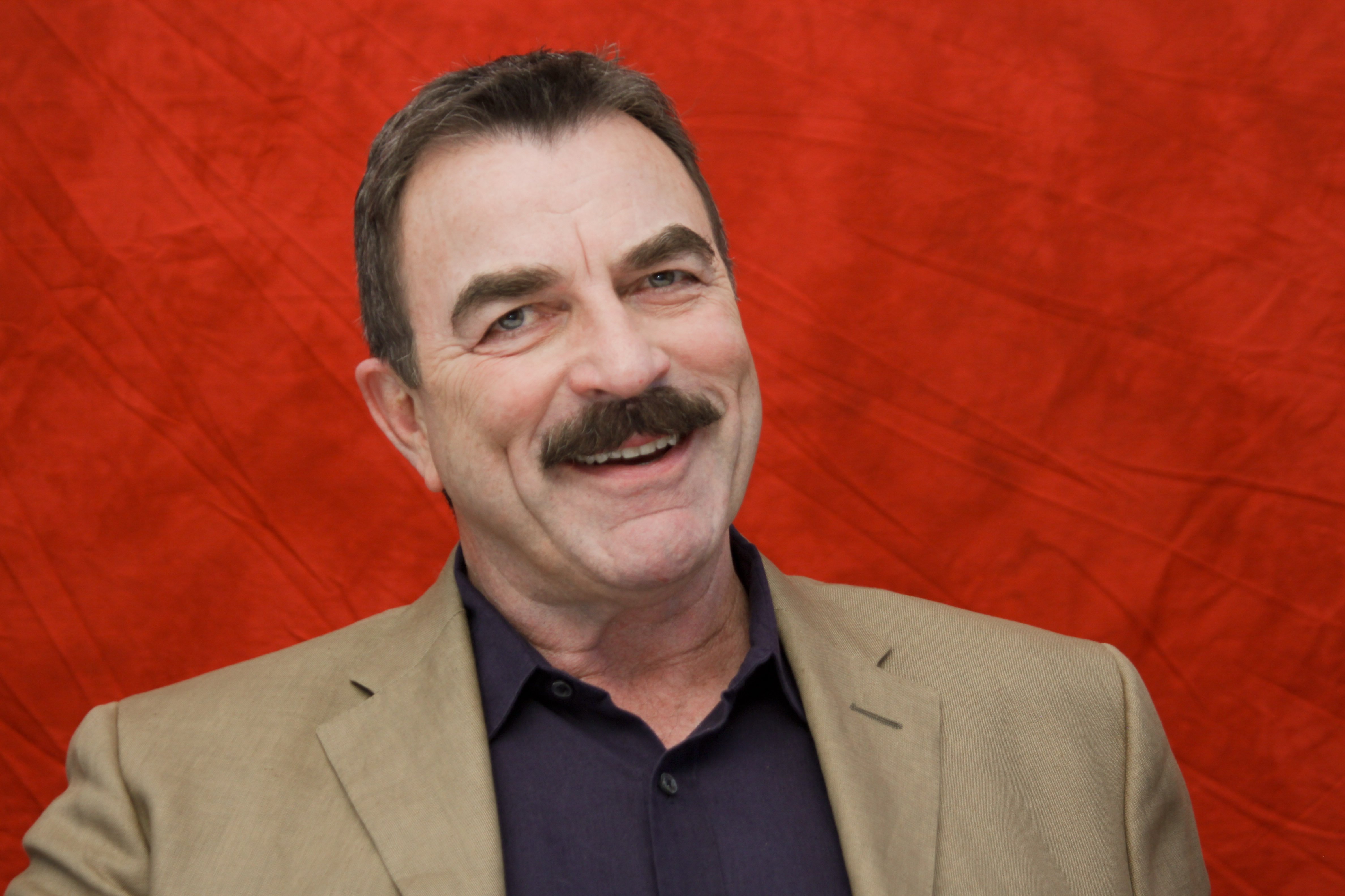 Tom Selleck posiert für ein Foto während einer Porträtsession in West Hollywood, Kalifornien am 16. August 2010. | Quelle: Getty Images