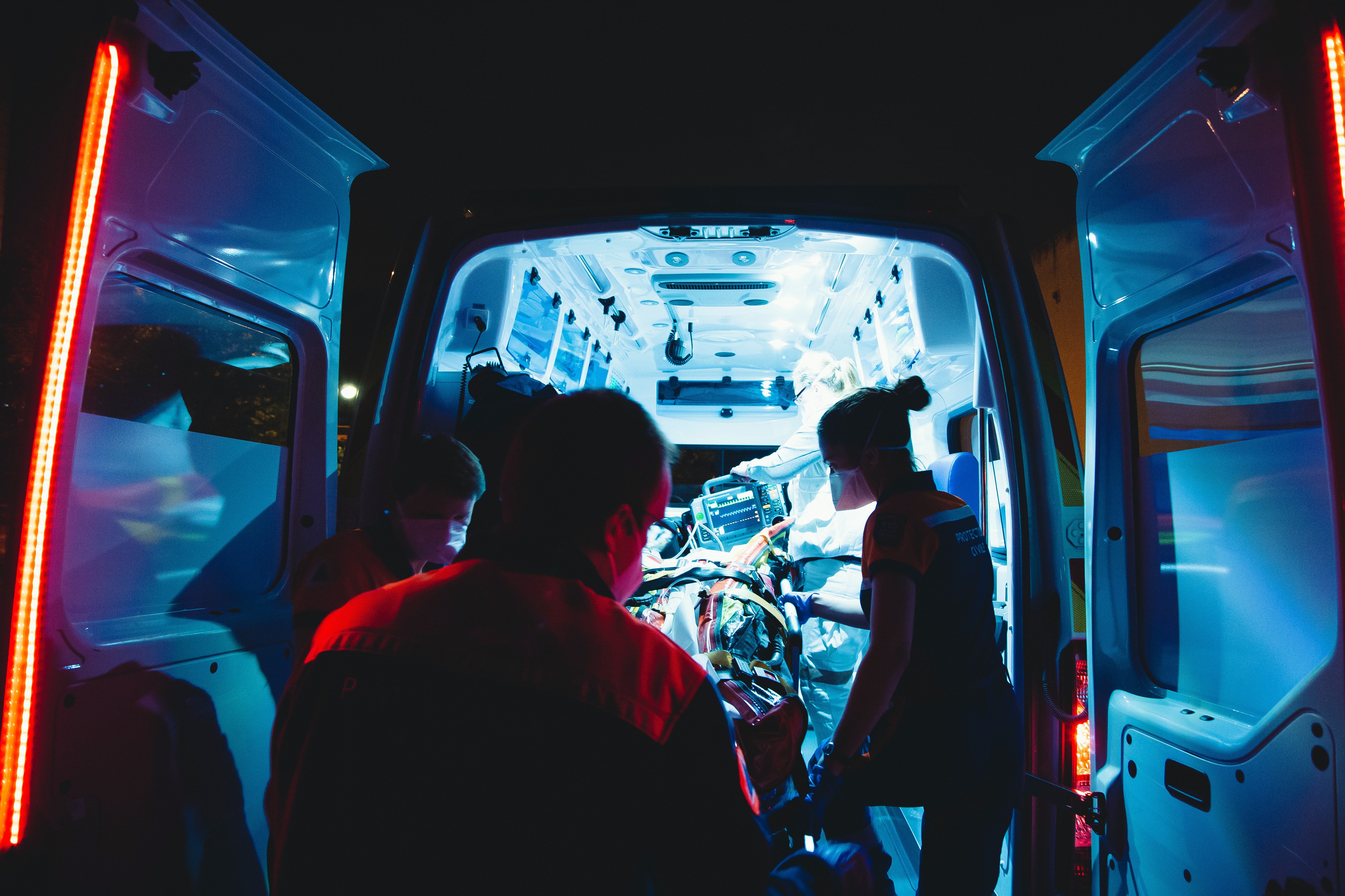 Interior de una ambulancia con un paciente. | Foto: Unsplash