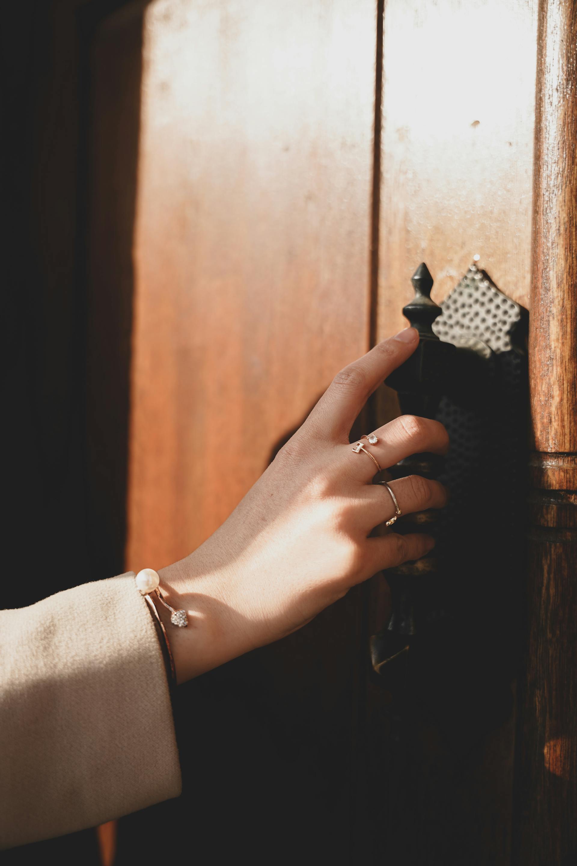 A woman closing the door | Source: Pexels