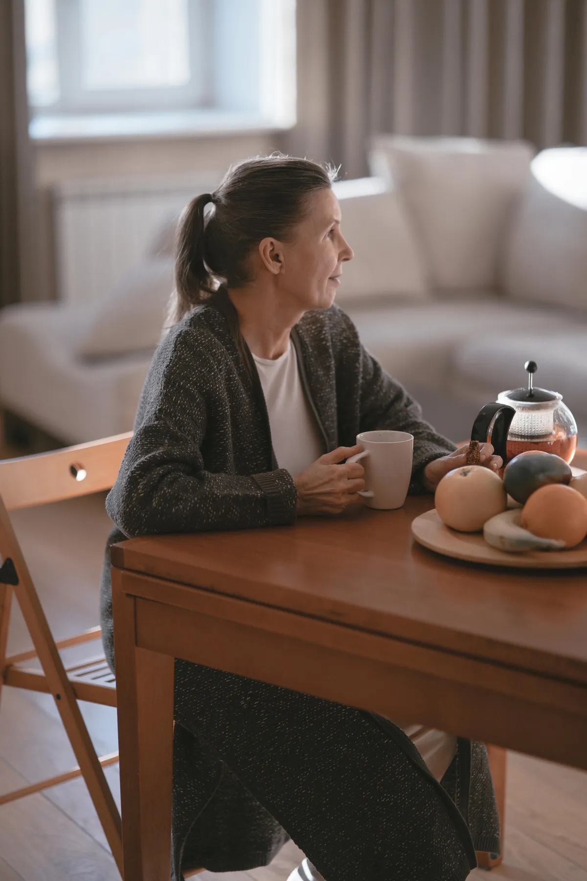 A woman talking to someone over a cup of tea | Source: Pexels