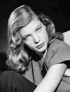Lauren Bacall in 1945. | Source: WikimediaCommons
