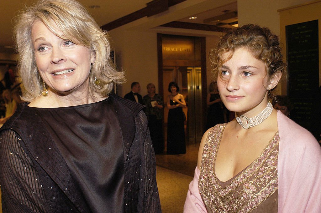 Actress Candice Bergen, left, and her daughter Chloe Malle arrive at the White House Correspondants dinner, on May 1, 2004 in Washington D.C. | Source: Getty Images