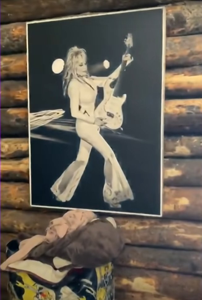 A tour of Kelly Clarkson's Montana ranch as she shows off a Dolly Parton portrait  | Photo: youtube.com/kellyclarksonshow