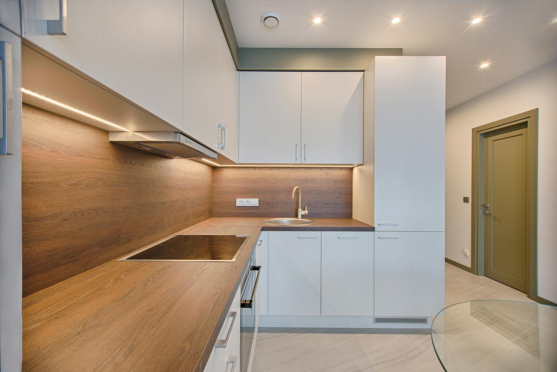 An empty apartment kitchen | Source: Pexels