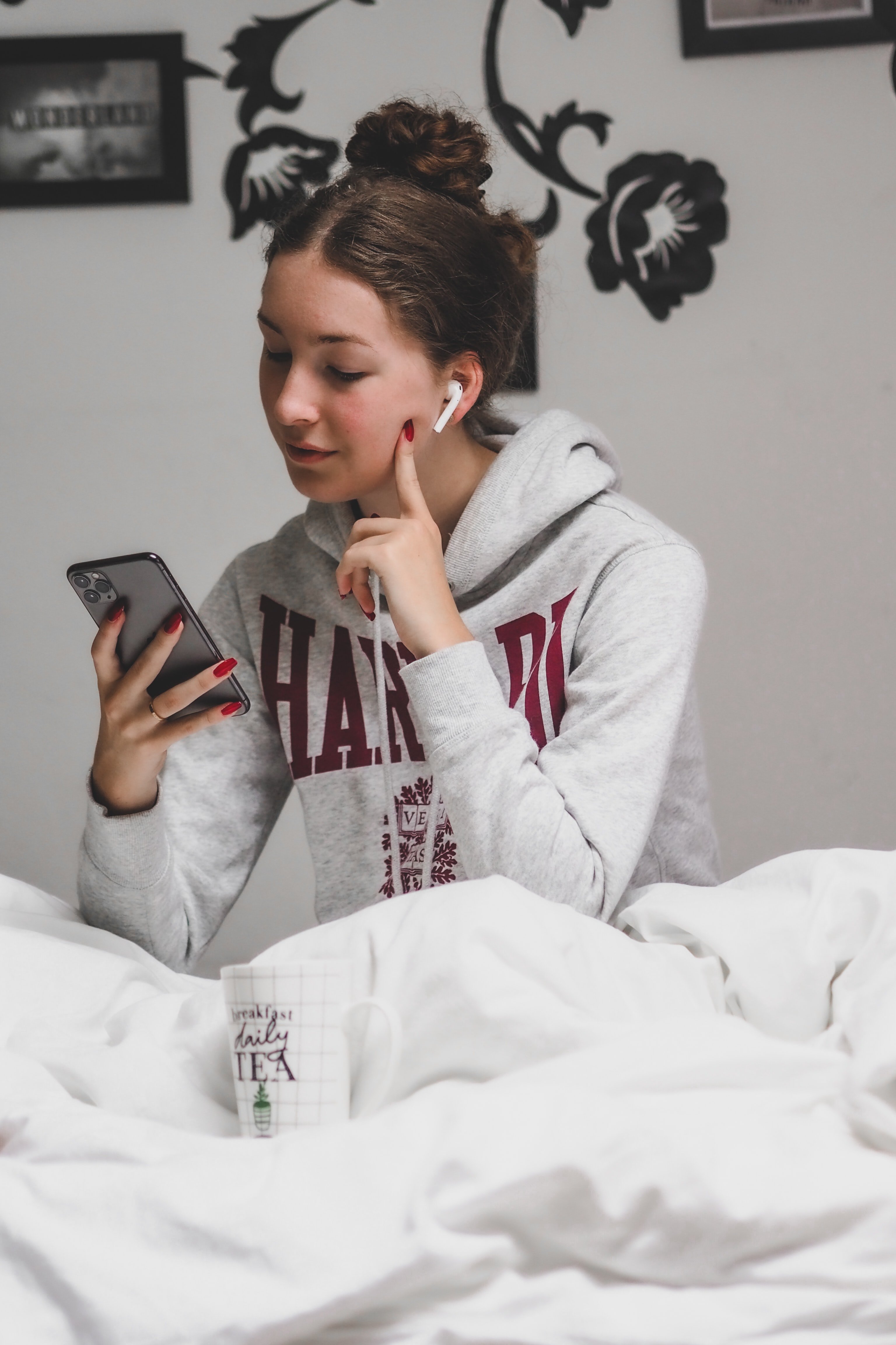 Una adolescente mira con atención su celular. | Foto: Unsplash