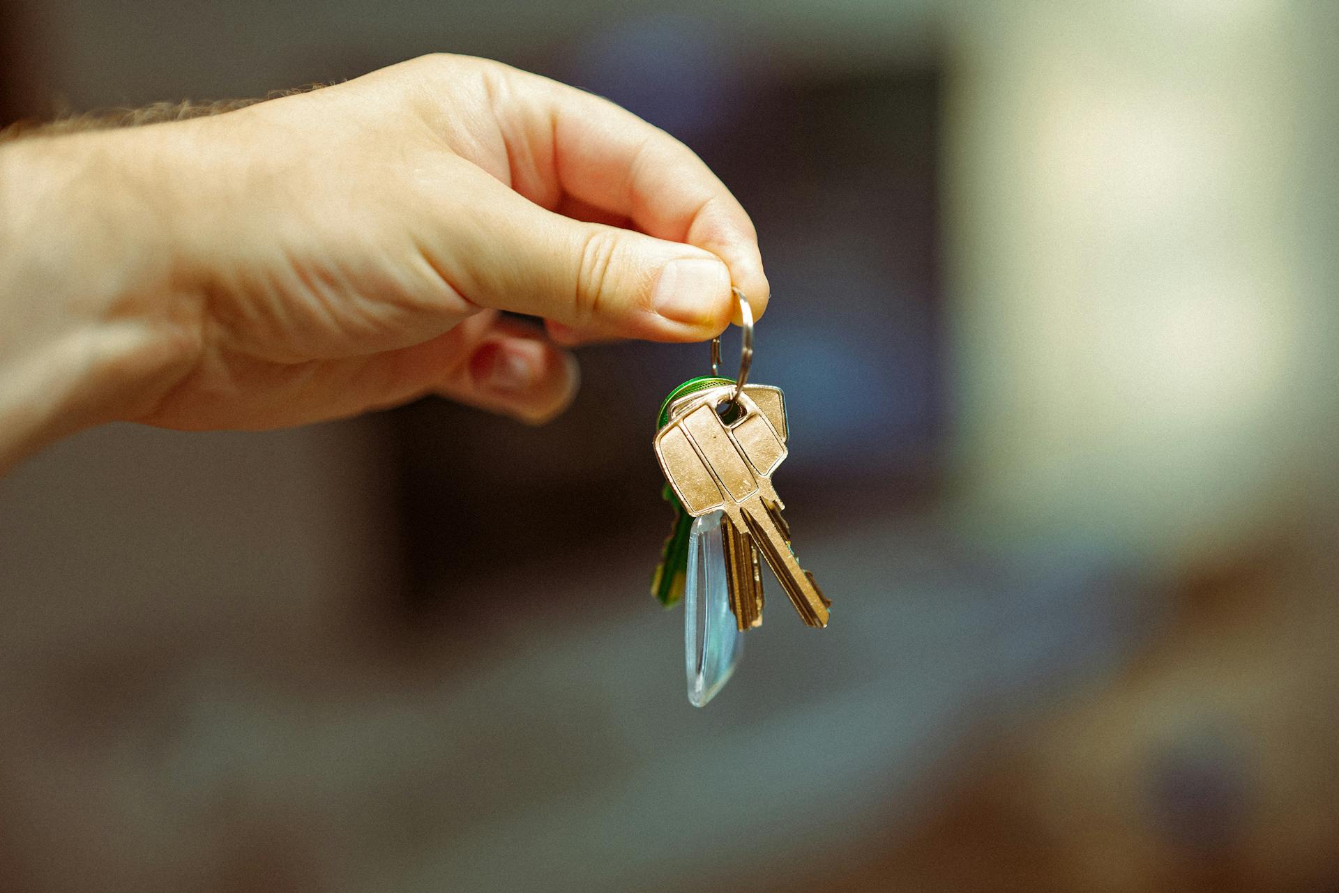 A man holding keys | Source: Pexels